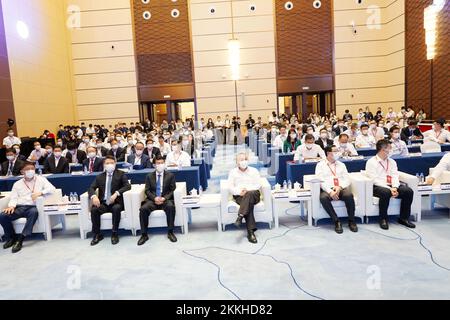 HAIKOU, CINA - 21 NOVEMBRE 2022 - la cerimonia di lancio della piattaforma nazionale di servizi di dati e applicazioni di telerilevamento e la cerimonia di inaugurazione Foto Stock