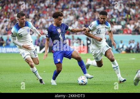 Doha, Qatar. 25th Nov 2022. Mason Mount of England, Tyler Adams of USA, Jude Bellingham of England durante la Coppa del mondo FIFA 2022, partita di calcio del Gruppo B tra il Qatar e il Senegal il 25 novembre 2022 allo stadio al Bayt di al Khor, Qatar - Foto: Jean Catuffe/DPPI/LiveMedia Credit: Independent Photo Agency/Alamy Live News Foto Stock