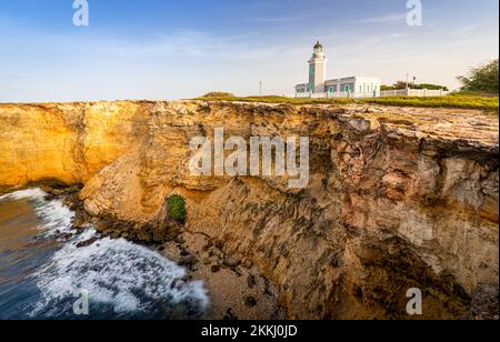 Faro e scogliere di Los Morillos a Cabo Rojo, sull'isola tropicale dei Caraibi di Puerto Rico, USA. Foto Stock