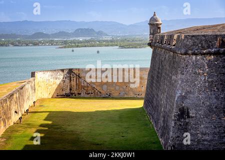 El Morro e San Juan Bay a San Juan, sull'isola tropicale dei Caraibi di Puerto Rico, USA. Foto Stock