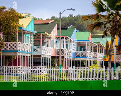 Case a schiera colorate a la Parguera, sull'isola tropicale dei Caraibi di Puerto Rico, USA. Foto Stock