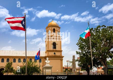 La bandiera portoricana e altri ornano la san Miguel Arcangel Church plaza a Cabo Rojo, sull'isola tropicale dei Caraibi di Puerto Rico, USA. Foto Stock