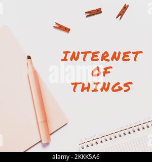 Segno che mostra l'Internet delle cose. Parola scritta su innovazione globalizzazione connettività elettronica digitale Foto Stock