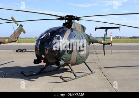 Prefettura di Aomori, Giappone - 07 settembre 2014: Giappone Ground Self-Defense Force Hughes OH-6D Cayuse elicottero di osservazione leggera. Foto Stock