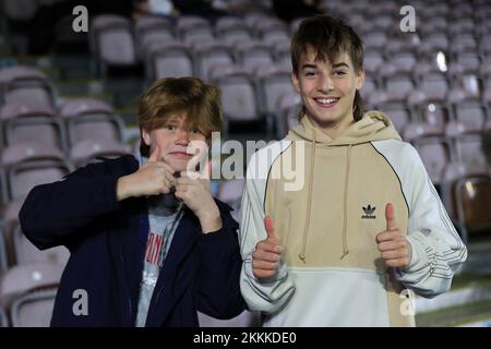 Twickenham, Regno Unito. 25th Nov 2022. I fan di Harlequins hanno visto la partita di rugby Gallagher Premiership tra Harlequins e Gloucester al Twickenham Stadium, Twickenham, Regno Unito, il 25 novembre 2022. Foto di Carlton Myrie. Solo per uso editoriale, licenza richiesta per uso commerciale. Non è utilizzabile nelle scommesse, nei giochi o nelle pubblicazioni di un singolo club/campionato/giocatore. Credit: UK Sports Pics Ltd/Alamy Live News Foto Stock