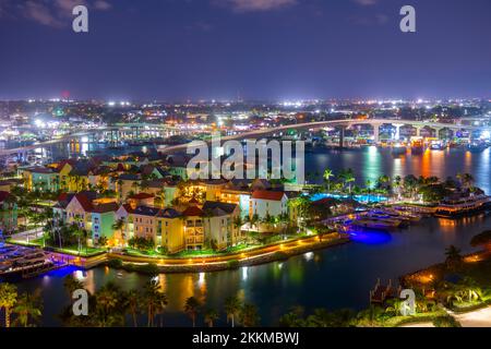 Harborside Villas vista aerea al Porto di Nassau con il centro di Nassau sullo sfondo di notte, da Paradise Island, Bahamas. Foto Stock