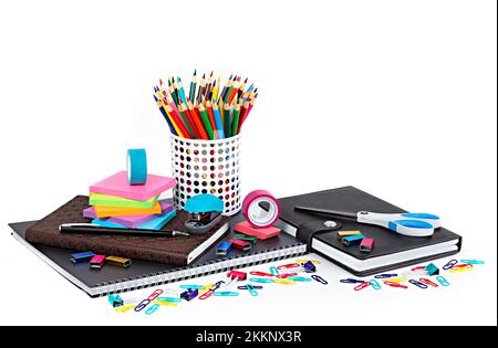Scuola e forniture per ufficio isolato su sfondo bianco Foto Stock