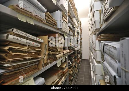 PRODUZIONE - 24 novembre 2022, Meclemburgo-Pomerania occidentale, Güstrow: Vista degli archivi comunali di Güstrow. Gli archivi del Meclemburgo-Pomerania anteriore stanno affrontando un sacco di lavoro sotto forma di nuovo materiale a causa della fine dei periodi di conservazione nell'amministrazione. (A dpa 'l'onda di nuovi documenti scorre verso gli archivi nel nordest') Foto: Danny Gohlke/dpa Foto Stock