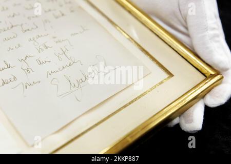 Leinfelden Echterdingen, Germania. 25th Nov 2022. La casa d'aste Eppli di Stoccarda, oltre ad altri oggetti sul tema della 'royalty Britannica', una lettera manoscritta di due pagine della regina Elisabetta II (1926-2022) recentemente deceduta dal 1966 ad una appassionata donna di cavalli. Firma della regina Elisabetta II su una copia del retro, che accompagna la lettera incorniciata. Credit: Julian Rettig/dpa/Alamy Live News Foto Stock