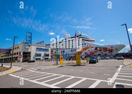 Norwegian Pearl by Norwegian Cruise Line attraccato al porto delle navi da crociera di Boston nel Seaport District, nella città di Boston, Massachusetts, ma, USA. Foto Stock