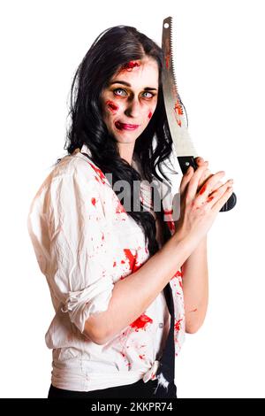 Donna di zombie con ferite e macchie di sangue in possesso di un coltello di grandi dimensioni con bordo dentellato isolato su sfondo bianco Foto Stock