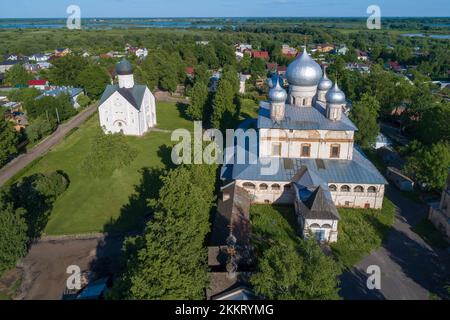 Antica Cattedrale del segno e la Chiesa della Trasfigurazione del Salvatore in un paesaggio urbano estivo (vista aerea). Veliky Novgorod, Russia Foto Stock