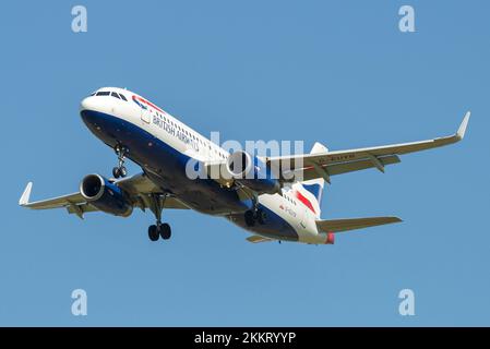 SAN PIETROBURGO, RUSSIA - 13 MAGGIO 2019: British Airways Airbus A320-232 (G-EUYR) sulla pista di scivolamento contro il cielo blu senza nuvole Foto Stock
