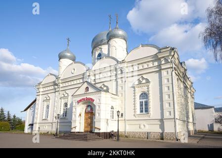 VELIKY NOVGORD, RUSSIA - 25 APRILE 2020: Cattedrale dell'intercessione della Santa Madre di Dio dell'antico monastero di Zverin in una serata di aprile Foto Stock