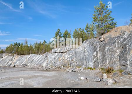 Giorno di ottobre soleggiato in un'antica cava di marmo. Parco di montagna Ruskeala. Carelia, Russia Foto Stock