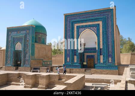 SAMARCANDA, UZBEKISTAN - 12 SETTEMBRE 2022: Due mausolei medievali in un giorno di sole settembre. Complesso di sepoltura Shah-i-Zinda Foto Stock