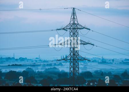 Griglia di elettricità post durante l'Alba in provincia di Gerona nord della Catalogna Spagna Foto Stock