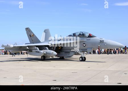 Prefettura di Aomori, Giappone - 07 settembre 2014: Boeing EA-18G Growler della marina degli Stati Uniti aereo da guerra elettronico VAQ-138 Giacche gialle. Foto Stock