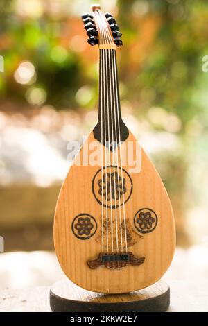 Piccolo modello di una classica a corde dello strumento musicale Ud Foto Stock