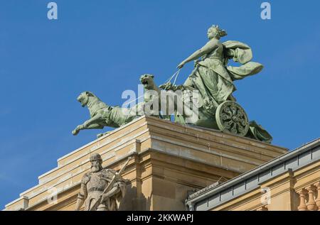 Tetto, Figura, Musa Euterpe trainata da pantere, Teatro di Stato Hessian, Wiesbaden, Assia, Germania, Europa Foto Stock