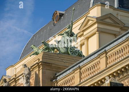 Tetto, Figura, Musa Euterpe trainata da pantere, Teatro di Stato Hessian, Wiesbaden, Assia, Germania, Europa Foto Stock