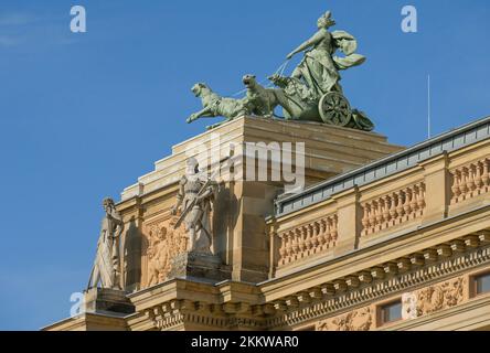 Tetto, Figura, Musa Euterpe trainata da pantere, Teatro di Stato Hessian, Wiesbaden, Assia, Germania, Europa Foto Stock