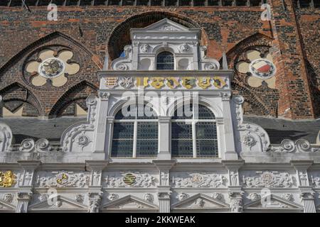 Dormer rinascimentale, parete di scudo gotico (posteriore), municipio, mercato, Lübeck, Schleswig-Holstein, Germania, Europa Foto Stock