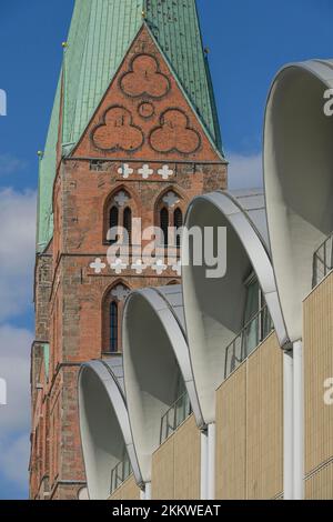 St Mary's Church, Peek & Cloppenburg House, Lübeck, Schleswig-Holstein, Germania, Europa Foto Stock