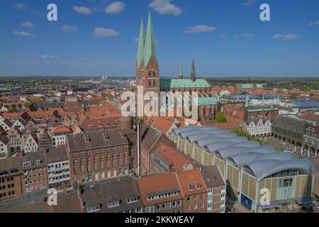 Centro storico Panorama, St. Mary's Church, Peek & Cloppenburg House, Lübeck, Schleswig-Holstein, Germania, Europa Foto Stock