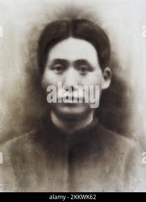Mao Zedong (1893 – 1976), noto anche come Presidente Mao, è stato un rivoluzionario comunista cinese che divenne il padre fondatore della Repubblica popolare Cinese (RPC), che ha governato come presidente del Partito comunista cinese dalla sua istituzione nel 1949 fino alla sua morte nel 1976. Ideologicamente marxista-leninista, le sue teorie, strategie militari e politiche sono collettivamente note come maoismo. Foto Stock