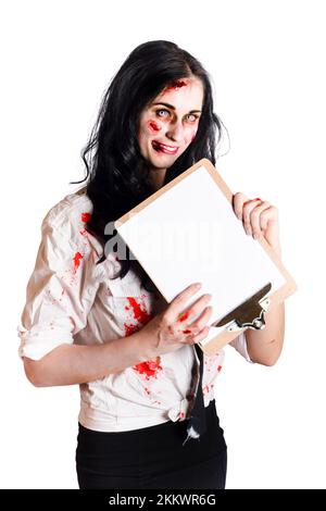 Zombie business donna con le ferite del viso e delle macchie di sangue sulla camicetta holding clip board isolato su bianco Foto Stock
