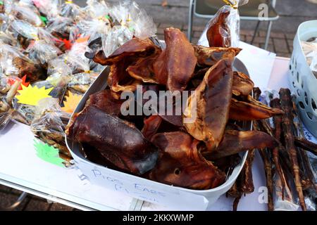 Pigs spighe in vendita in uno stallo del mercato a Lee-on-Solent, Hampshire, Regno Unito. Foto Stock