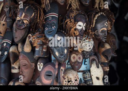 Zanzibar City, Tanzania - 02 gennaio 2022: Tutti i tipi di souvenir esposti nei negozi del mercato della città di pietra. Foto Stock