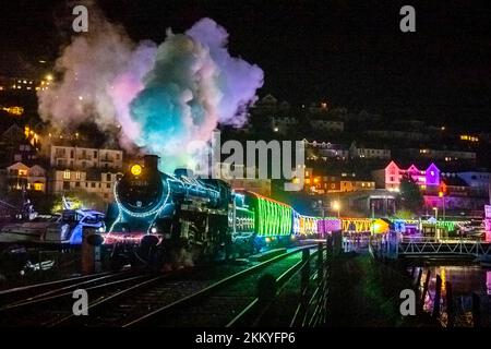 Kingswear, Devon, Regno Unito. 25th novembre 2022. Il treno di luci di Natale sulla ferrovia a vapore di Dartmouth che corre tra il 25th novembre e il 30th dicembre 2022, tira fuori dalla stazione Kingswear a Devon sulla strada per Paignton. Le carrozze e le locomotive a vapore del servizio festivo sono illuminate all'interno e all'esterno con luci colorate. Picture Credit: Graham Hunt/Alamy Live News Foto Stock
