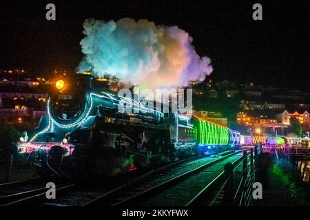 Kingswear, Devon, Regno Unito. 25th novembre 2022. Il treno di luci di Natale sulla ferrovia a vapore di Dartmouth che corre tra il 25th novembre e il 30th dicembre 2022, tira fuori dalla stazione Kingswear a Devon sulla strada per Paignton. Le carrozze e le locomotive a vapore del servizio festivo sono illuminate all'interno e all'esterno con luci colorate. Picture Credit: Graham Hunt/Alamy Live News Foto Stock