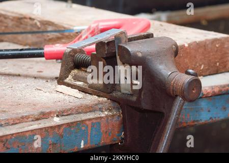 Lavorare su una morsa su un banco di lavoro Foto Stock