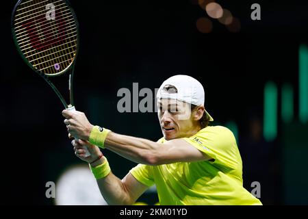 Malaga, Spagna. 25th Nov 2022. Alex de Minaur d'Australia in azione contro Marin Cilic di Croazia durante la seconda partita di tennis dalla Coppa Davis Finals 2022, turno di semifinali, disputata tra Australia e Croazia il 25 novembre 2022 al Palacio de Deportes Martin Carpena padiglione a Malaga, Spagna - Foto: Oscar J Barroso/DPPI/LiveMedia Credit: Agenzia indipendente per le foto/Alamy Live News Foto Stock