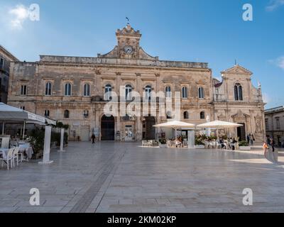 OSTUNI, ITALIA - 28 OTTOBRE 2021: Piazza della libertà a Ostuni, Italia con il municipio del comune di Ostuni Foto Stock