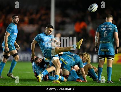 Twickenham, Regno Unito. 25th Nov 2022. Premiership Rugby. Harlequins V Gloucester. Lo Stoop. Twickenham. Charlie Chapman (Gloucester) calcia durante la partita di rugby Harlequins V Gloucester Gallagher Premiership. Credit: Sport in Pictures/Alamy Live News Foto Stock