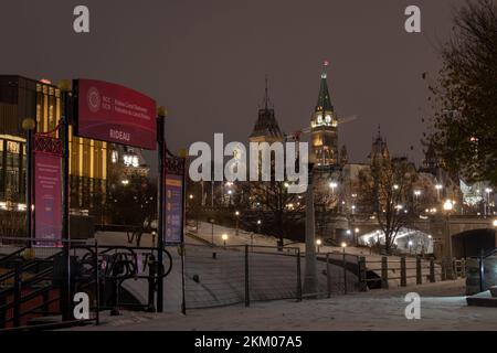 Accanto al canale Rideau, un segno per la popolare destinazione turistica, lo SkGate è visto su una neve, mattina; collina del Parlamento sullo sfondo. Foto Stock