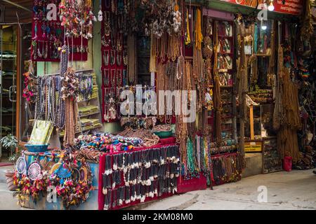 Kathmandu, Nepal, aprile 20,2022: Tutti i tipi di souvenir esposti in negozio sulla strada. Foto Stock