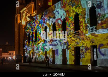 Non esclusiva: 24 novembre 2022, Merida, Messico: Proiezione di luce su uno degli edifici del centro storico di Merida chiamato il fortuito da Foto Stock