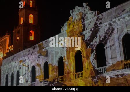 Non esclusiva: 24 novembre 2022, Merida, Messico: Proiezione di luce su uno degli edifici del centro storico di Merida chiamato il fortuito da Foto Stock