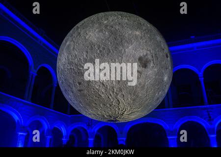 Non esclusiva: 24 novembre 2022, Merida, Messico: Il Museo della Luna pezzo di Luke Jerram durante il 'Festival Internazionale delle luci', la gente enjo Foto Stock