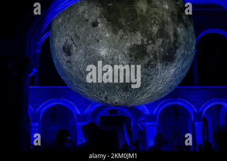 Non esclusiva: 24 novembre 2022, Merida, Messico: Il Museo della Luna pezzo di Luke Jerram durante il 'Festival Internazionale delle luci', la gente enjo Foto Stock