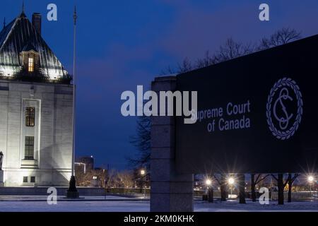 Un cartello davanti alla Corte Suprema del Canada è visto la mattina presto innevata, parte dell'edificio storico è visto luminoso sullo sfondo. Foto Stock