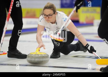 Ostersund, Svezia. 26th Nov 2022. Svizzera Alina Paetz nel gioco di medaglia d'oro femminile tra la Danimarca e la Svizzera al Campionato europeo di curling tenutosi a Ostersund Arena, Ostersund, Svezia 26 novembre 2022.Photo: Mats Andersson / TT / kod 62210 Credit: TT News Agency/Alamy Live News Foto Stock