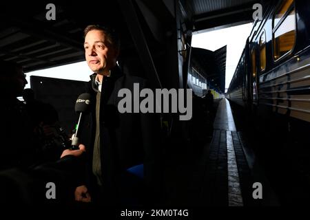 Kiev, Ucraina. 26th Nov 2022. Il primo ministro Alexander De Croo parla alla stampa durante il viaggio in aereo dal Belgio alla Polonia e in treno dalla Polonia all'Ucraina, del primo ministro belga e ministro belga degli Esteri, durante un viaggio a Kiev, in Ucraina, sabato 26 novembre 2022. Il primo ministro De Croo e il ministro degli Esteri Lahbib sono arrivati sabato nella capitale Ucraina Kiev per una visita senza preavviso. Nove mesi fa, la Russia ha invaso il paese confinante. Il Belgio fornirà ulteriore sostegno all'Ucraina. De Croo e Lahbib utilizzano la visita per annunciare ulteriori Belgi Foto Stock