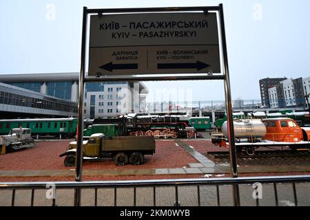 Kiev, Ucraina. 26th Nov 2022. L'immagine mostra la stazione ferroviaria di Kyiv, durante il viaggio in aereo dal Belgio alla Polonia e in treno dalla Polonia all'Ucraina, del primo ministro belga e ministro belga degli Esteri, durante un viaggio a Kyiv, in Ucraina, sabato 26 novembre 2022. Il primo ministro De Croo e il ministro degli Esteri Lahbib sono arrivati sabato nella capitale Ucraina Kiev per una visita senza preavviso. Nove mesi fa, la Russia ha invaso il paese confinante. Il Belgio fornirà ulteriore sostegno all'Ucraina. De Croo e Lahbib utilizzano la visita per annunciare ulteriori Bel Foto Stock