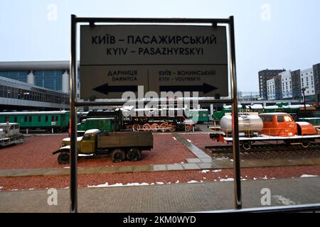 Kiev, Ucraina. 26th Nov 2022. L'immagine mostra la stazione ferroviaria di Kyiv, durante il viaggio in aereo dal Belgio alla Polonia e in treno dalla Polonia all'Ucraina, del primo ministro belga e ministro belga degli Esteri, durante un viaggio a Kyiv, in Ucraina, sabato 26 novembre 2022. Il primo ministro De Croo e il ministro degli Esteri Lahbib sono arrivati sabato nella capitale Ucraina Kiev per una visita senza preavviso. Nove mesi fa, la Russia ha invaso il paese confinante. Il Belgio fornirà ulteriore sostegno all'Ucraina. De Croo e Lahbib utilizzano la visita per annunciare ulteriori Bel Foto Stock